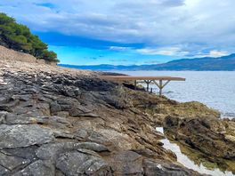 Felsiger strandabschnitt am camp