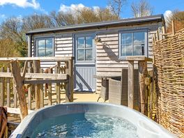 Cosy cabin for two, with wood-fired hot tub