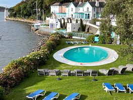 The pool and hotel