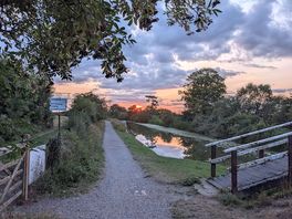 Zugang zum gelände am kanal