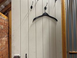 Loads of hanging.