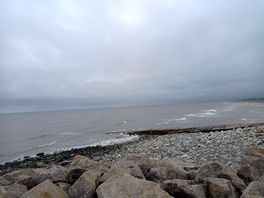 Beach 5 min walk