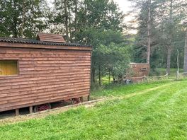Shower and toilet to the right of the shepherds hut.