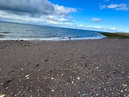 Fab beach a 10 minute walk down from the site. lots of fab rocks to find!