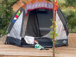 Vlonder onder de tent plek, natuurlijk ook normale kampeer plekken voor tenten!