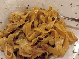 Nudeln mit steinpilzen im restaurant