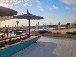 Vue sur piscine et mer