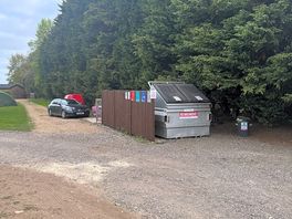 Bin and recycle area.
