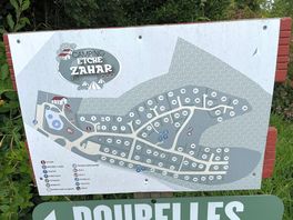 Der plan des platzes mit 2 sanitär anlagen