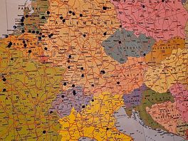 Der gastgeber, hat eine karte- wo er einträgt, von wo seine gäste kommen