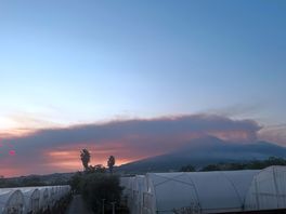 Vista del vesuvio dalla struttura con la nuvola del fumo degli incendi