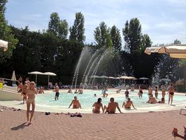Mały basen dla dzieci, z fontanną.