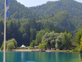 Strand der direkt am platz ist.