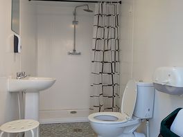 Shower/toilet