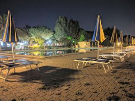 Piscina del campeggio di notte