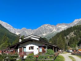 Capeggiò con servizi bagni docce ,lavandini per lavare piatti lavatrici asciugatrici,stanza relax.