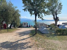 Emplacement face au lac
