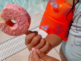 Having an ice cream in a swimming pool 😊🍦