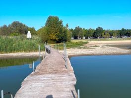 Il pontile sul lago del campeggio badiaccia
