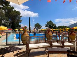 Poolområde set fra baren
