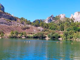 The lake is 100m from the entrance to the campsite: perfect for paddle boarding