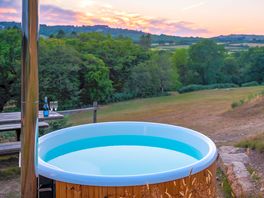 Hot tub at Seren safari tent