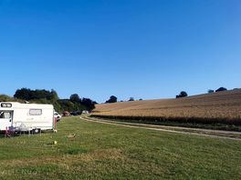Blick vom stellplatz ins feld.