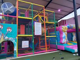 Parque infantil com insuflável gratuito