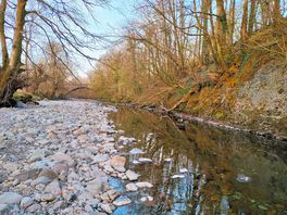 Lovely riverside pitch location.