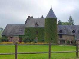 Le manoir vu du campement