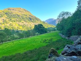 A walk along towards seathwaite
