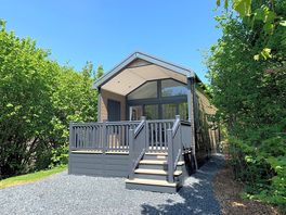 Deluxe cabin with stairs to the decking