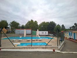 Poolanlage, die nie überfüllt ist mit wenigen liegen.