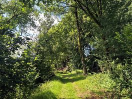 40 minute walk but that was strolling slowly on a hot day and was no bother at all