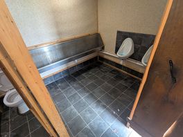 The men's bathroom near reception. reeked of piss; the piss is literally on the floor
