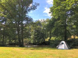 De grands emplacements près de la rivière