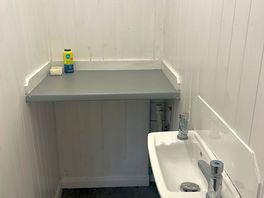 Area to get ready was basic, no plugs.