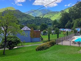 Beautiful view of the pyranees, well kept site, lovely swimming pool
