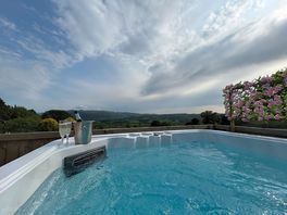 Hot tub, added extra £50 inc bottle of prosecco, great scenes