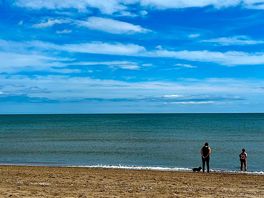 Huge beach, lots of space for everyone.