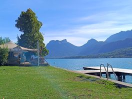 Superbe plage cocooning avec la vue sur le lac digne d'une carte postale.