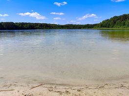 Der weiße see macht seinem namen alle ehre. mit strand und imbiss hält man es eine weile aus