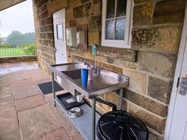 Washing up area. well maintained.