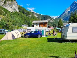 Platz in richtung berge