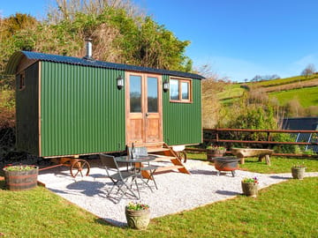 Shepherd's hut outside space (added by manager 25 May 2023)