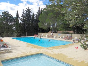 Outdoor pool and paddling pool (added by manager 09 Jul 2017)