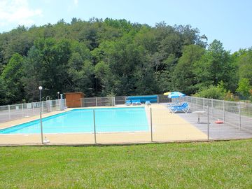 The swimming pool holds aqua gym classes in July and August