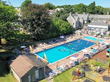Outdoor pool and on-site pub, the Manor Arms (added by manager 03 Oct 2022)