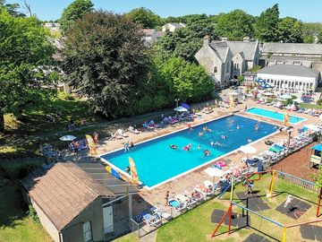 Outdoor pool and on-site pub, the Manor Arms (added by manager 03 Oct 2022)