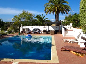 Pool with pergola, a barbecue and sunbeds